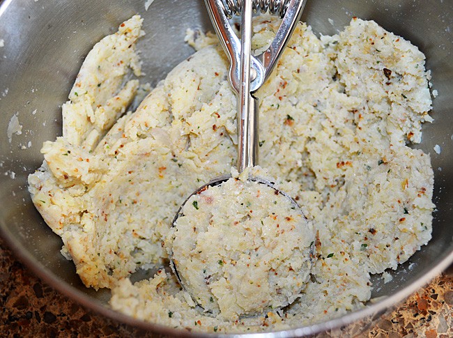 Cauliflower Cakes with Sour Cream Herb Sauce {Vegan}