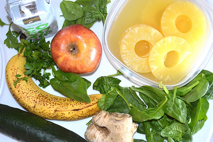 Healthy Vegan Green Juice in a Blender