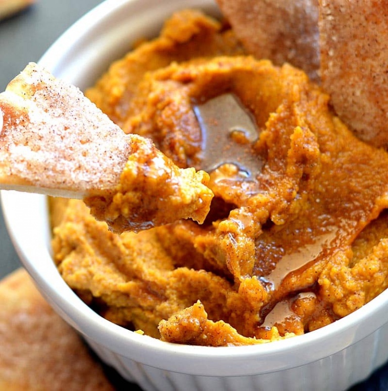 Pumpkin Hummus with Cinnamon Sugared Pita Chips TheVegLife