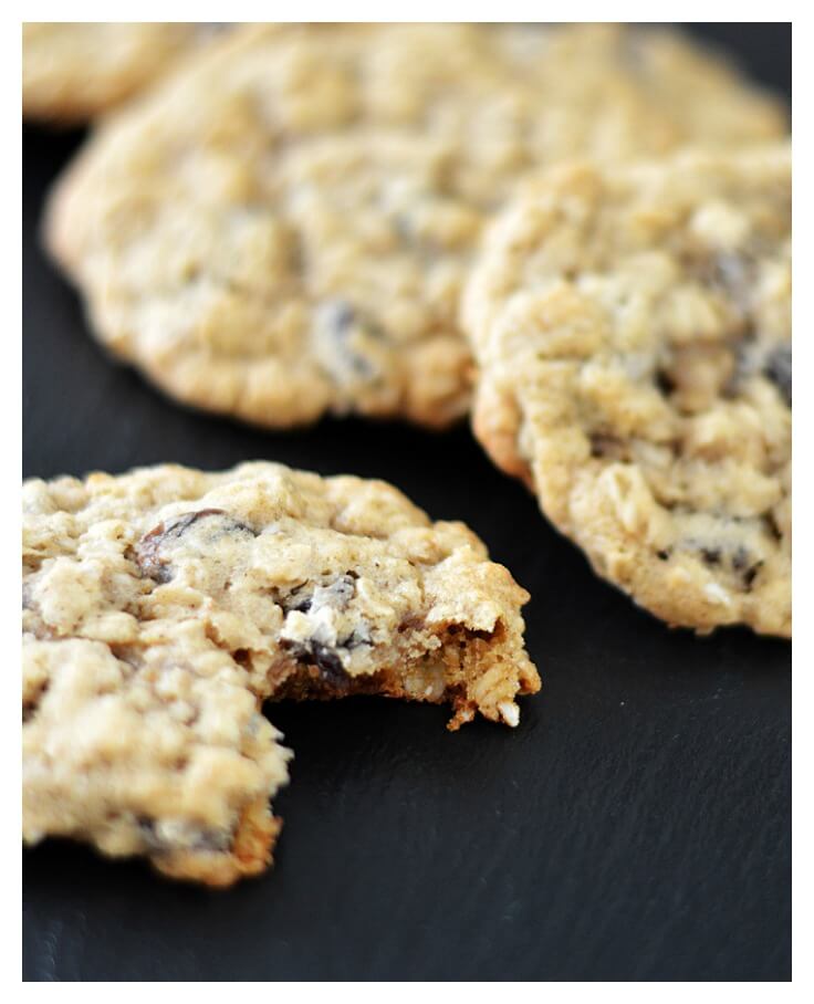 Easy Vegan Oatmeal Raisin Cookies