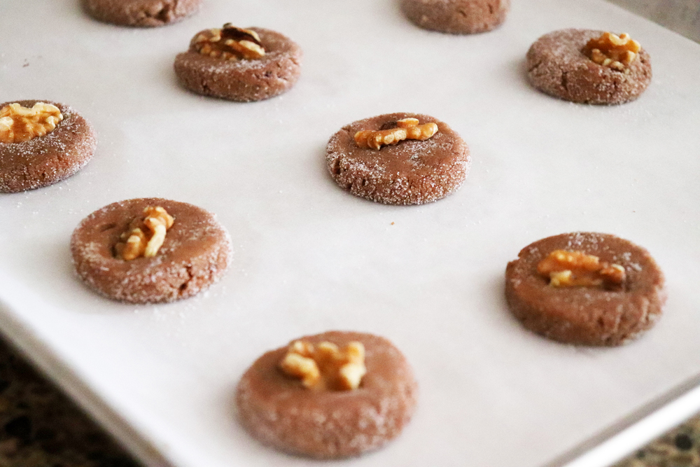 Adding walnut to the pressed cookies