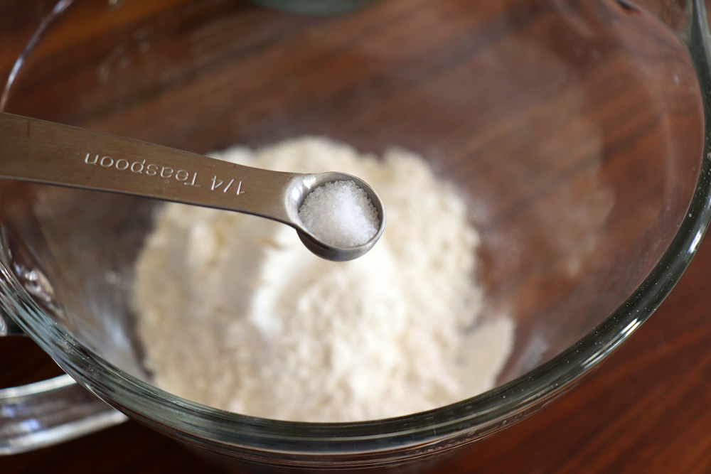 Salt in a measuring spoon for Easy Vegan Browneis