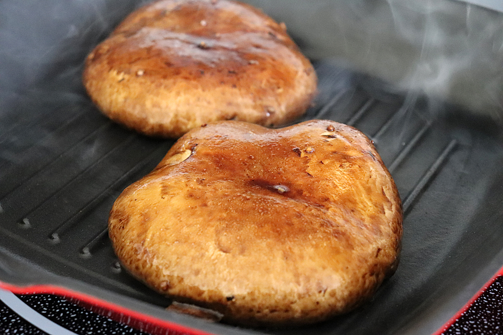 Portobellos auf der Grillpfanne