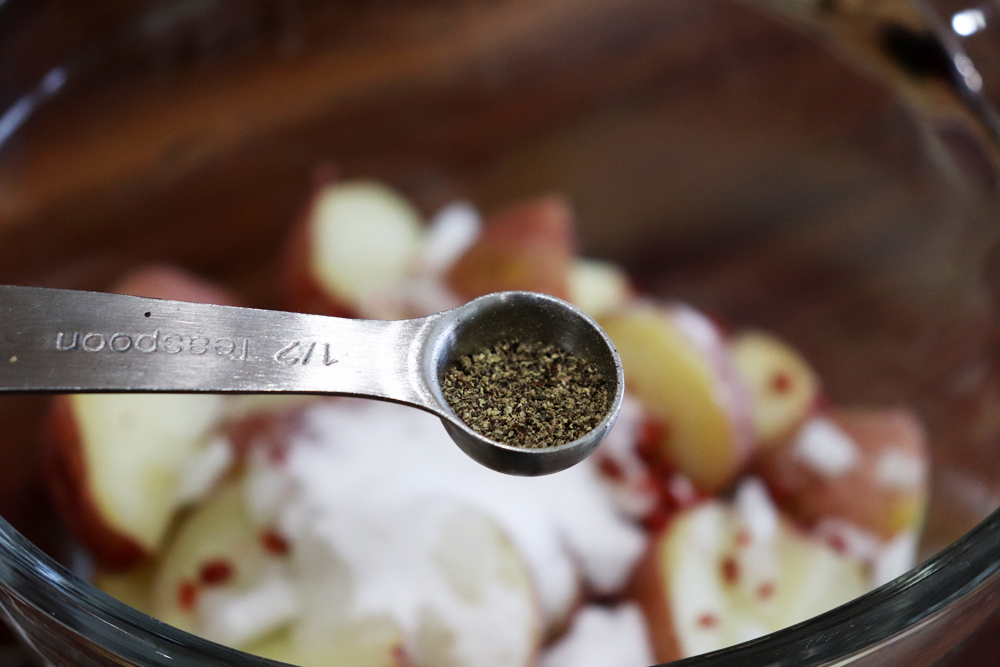 Adding pepper to the potatoes