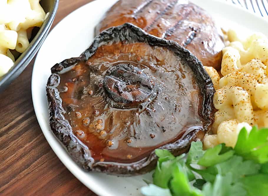 primo piano di Funghi Portobello alla griglia marinati al balsamico