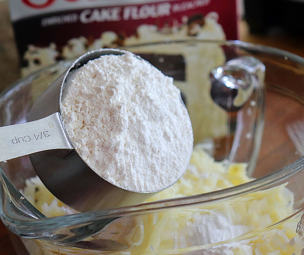 Adding cake flour to the grated potato