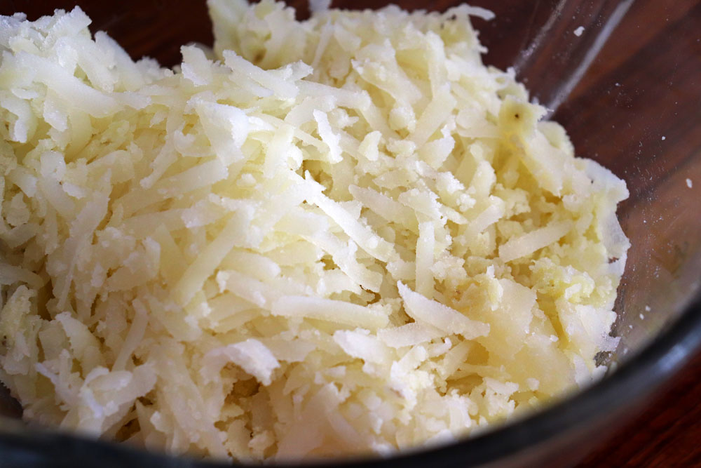 Grating the boiled potatoes