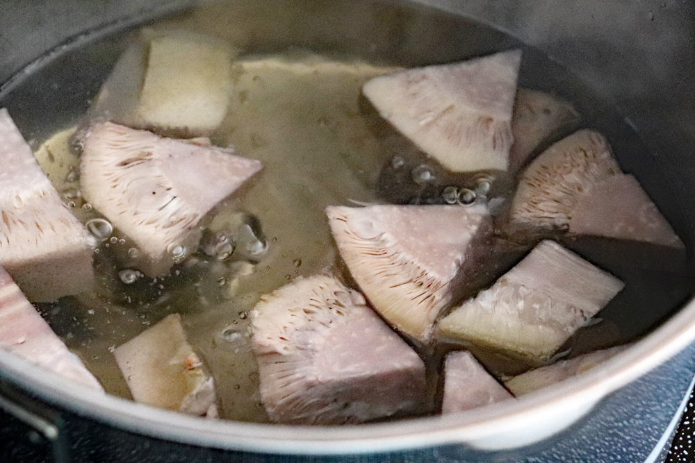 Boiling the jackfruit