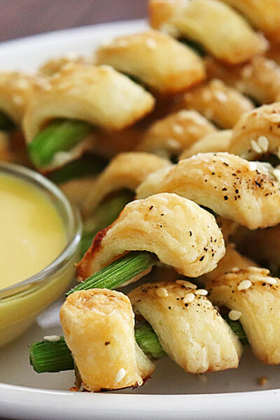 Vegan Puff Pastry Wrapped Asparagus close