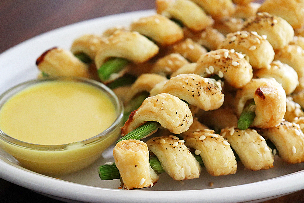 Vegan Puff Pastry Wrapped Asparagus close